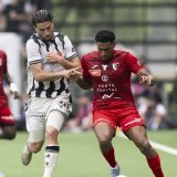 Leon Avdullahu (en blanc) au duel avec le Biennois Lion de Oliveira lors de la fnale de la Coupe de Suisse. KEYSTONE/ANTHONY ANEX